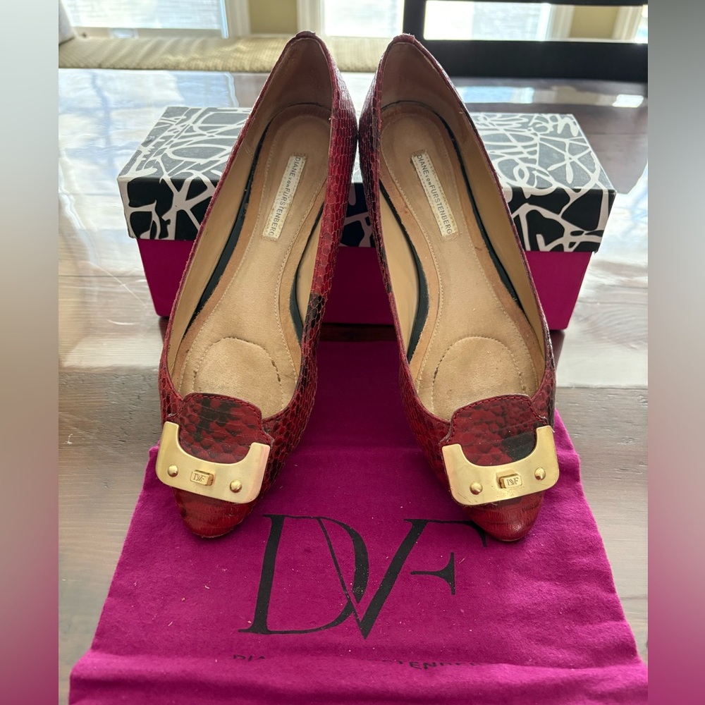 Diane Von Furstenberg Red Flats shoes with Gold buckle